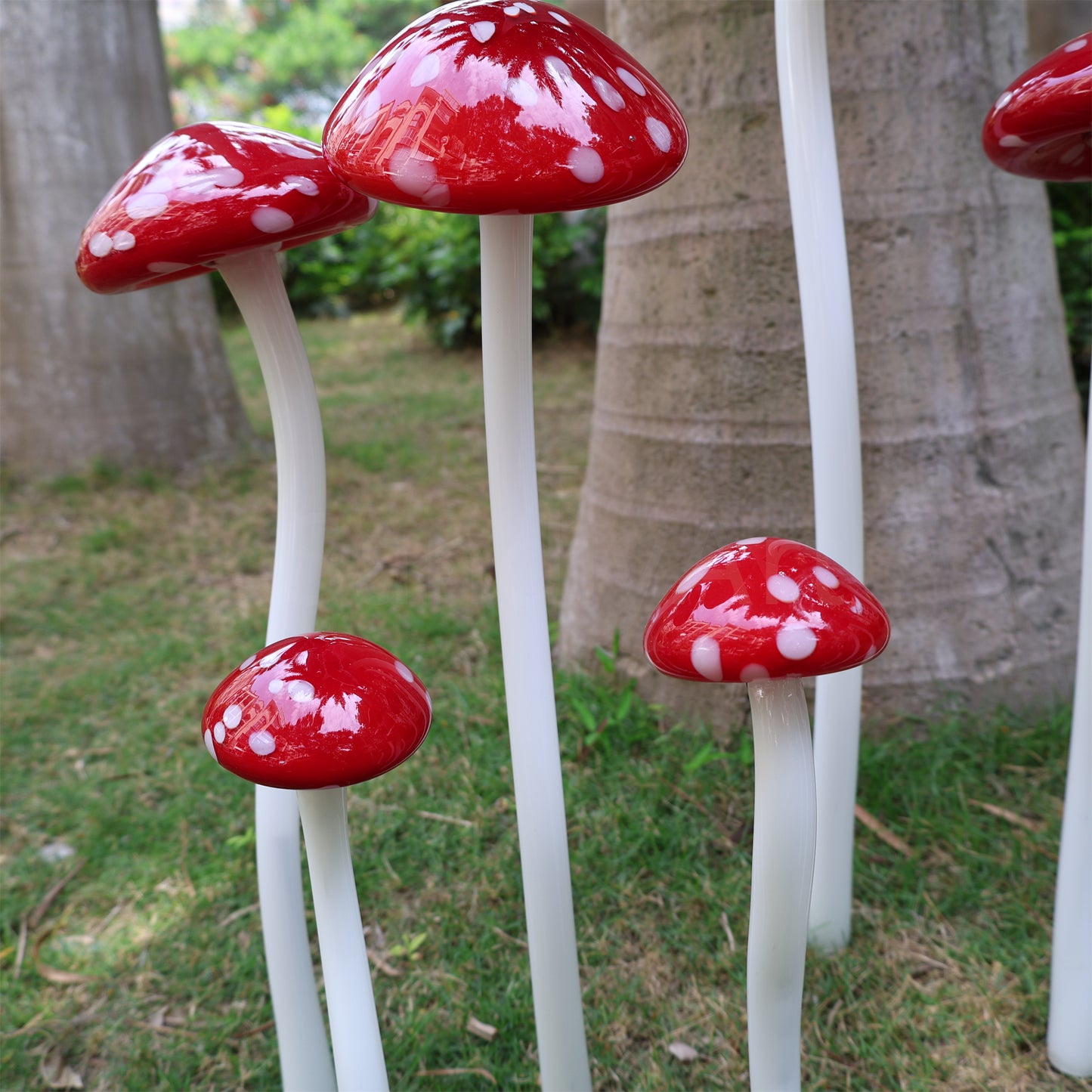 Hand made blown glass red mushroom sculpture outdoor decoration like Chihuly garden glass design