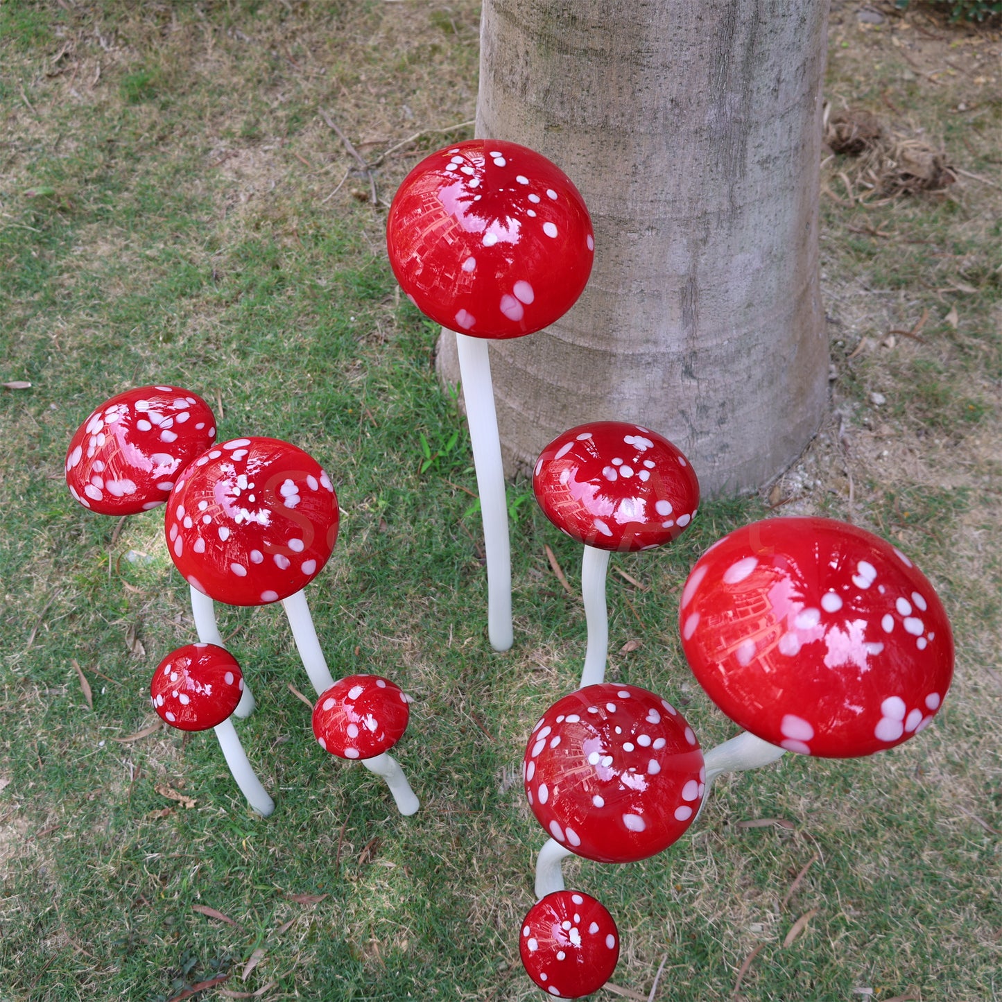 Hand made blown glass red mushroom sculpture outdoor decoration like Chihuly garden glass design