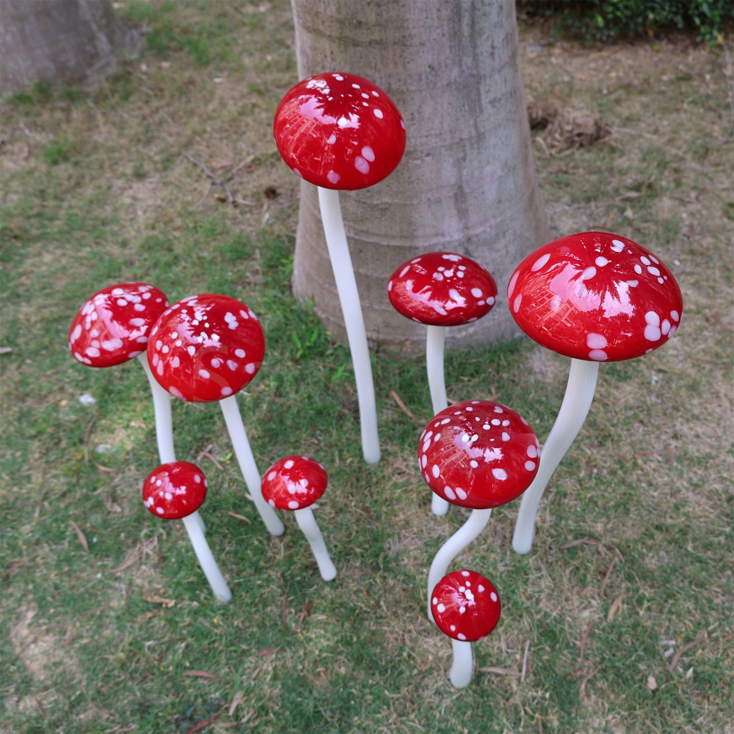 Hand made blown glass red mushroom sculpture outdoor decoration like Chihuly garden glass design