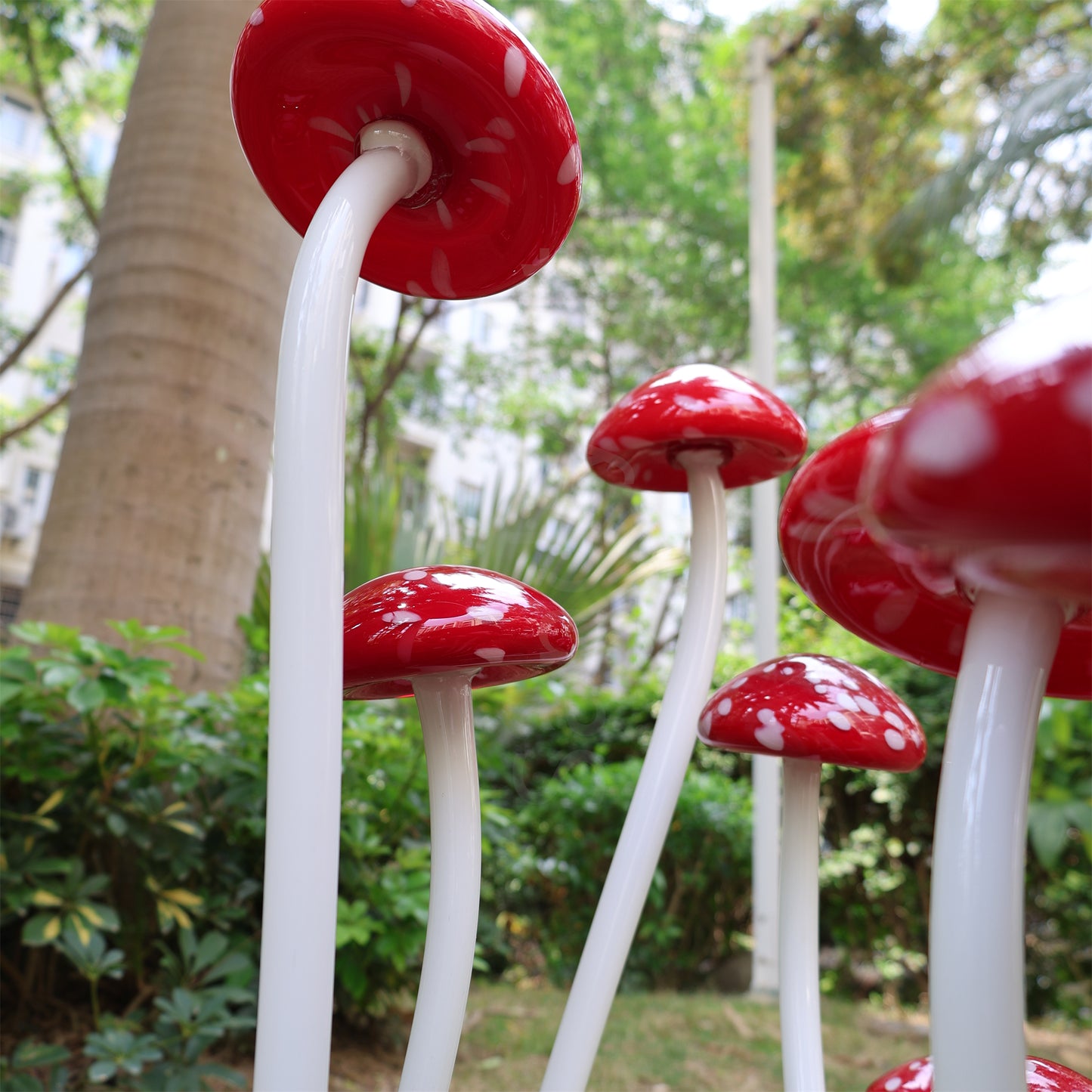 Hand made blown glass red mushroom sculpture outdoor decoration like Chihuly garden glass design