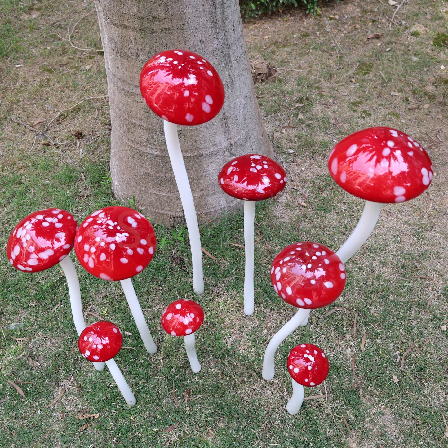 Hand made blown glass red mushroom sculpture outdoor decoration like Chihuly garden glass design