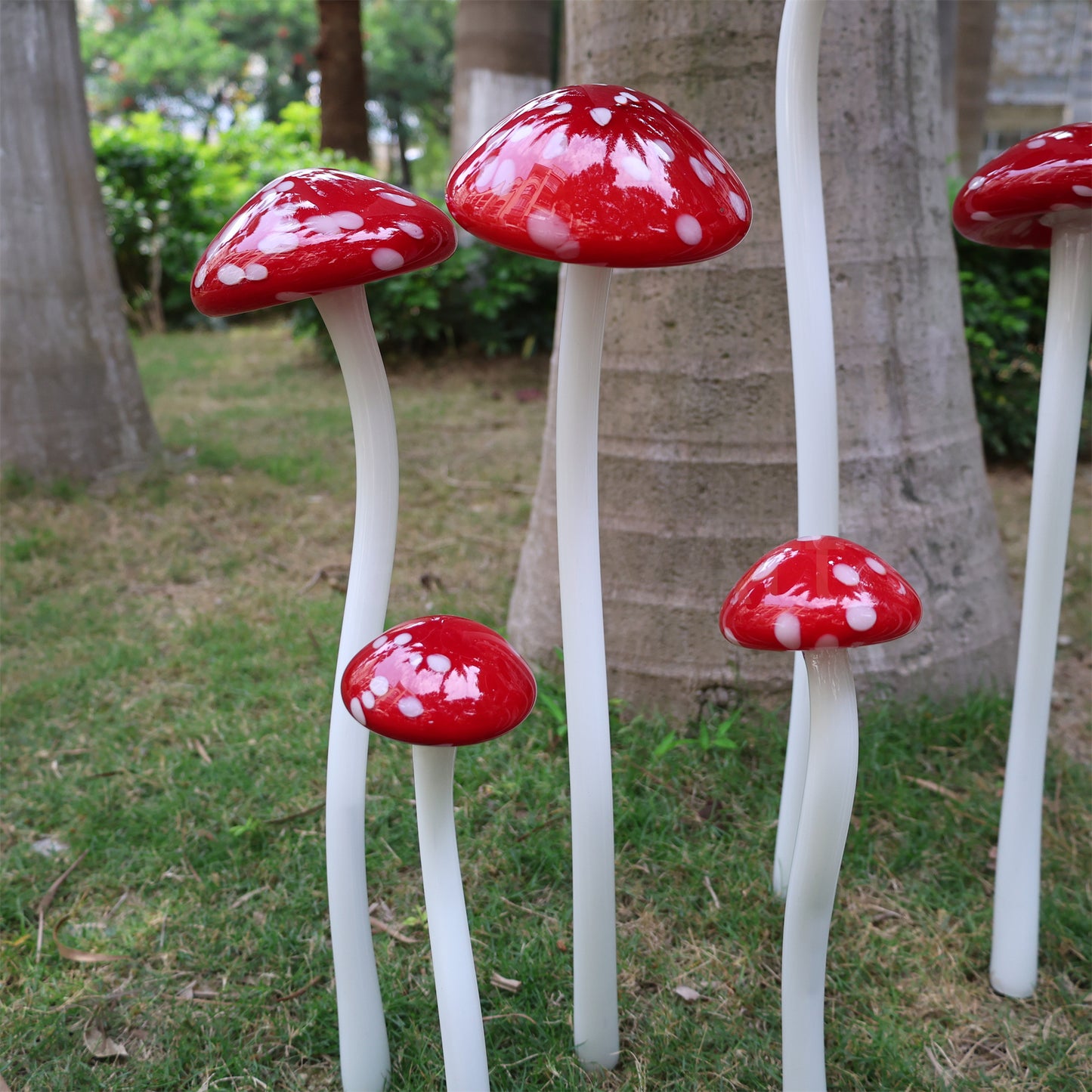 Hand made blown glass red mushroom sculpture outdoor decoration like Chihuly garden glass design