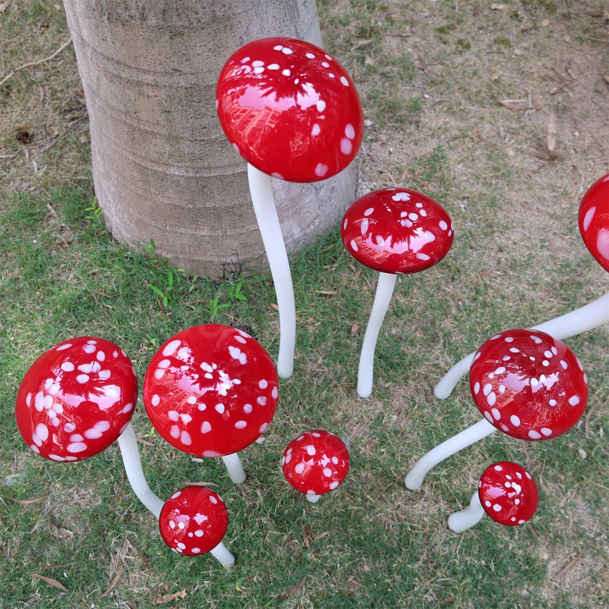Hand made blown glass red mushroom sculpture outdoor decoration like Chihuly garden glass design