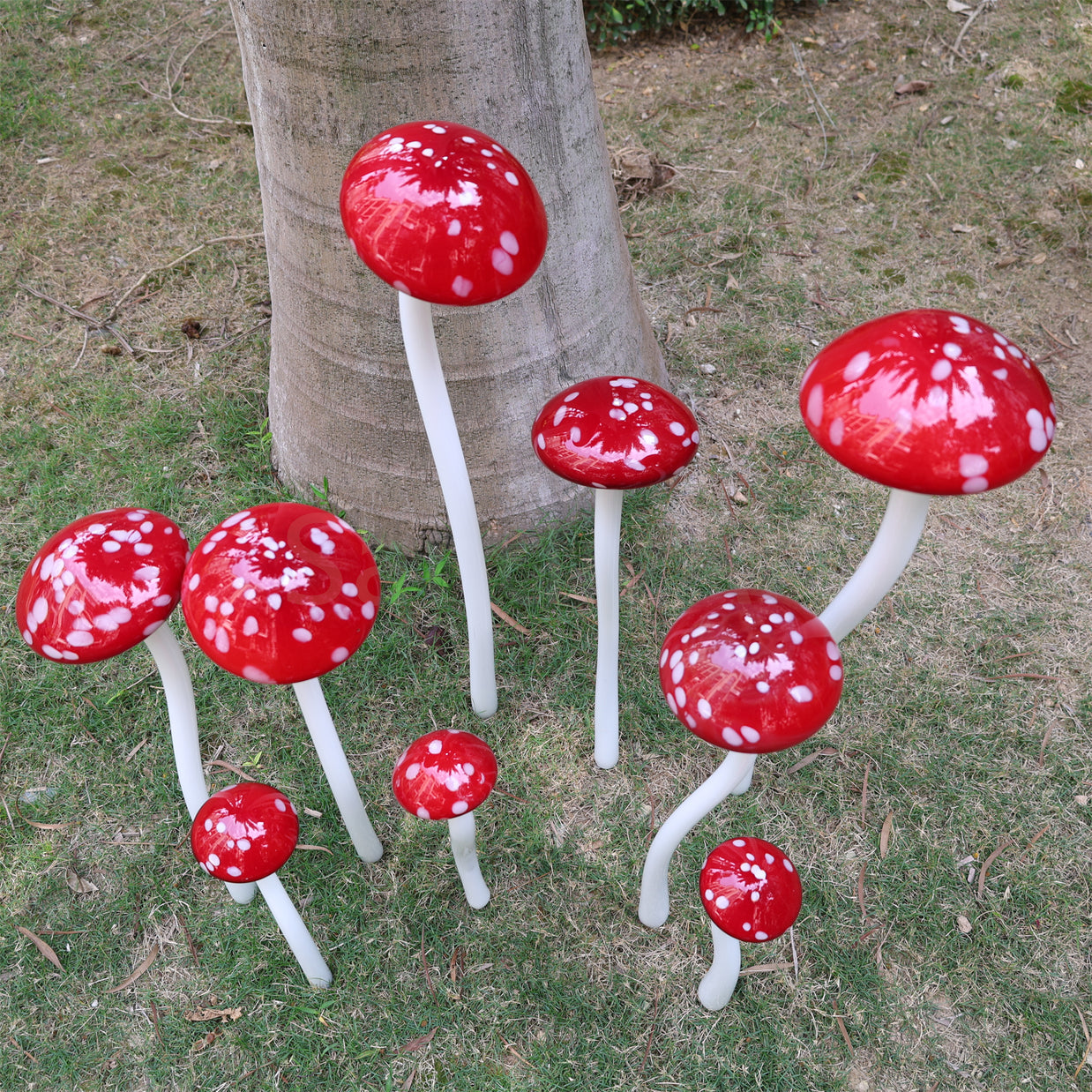 Hand made blown glass red mushroom sculpture outdoor decoration like Chihuly garden glass design